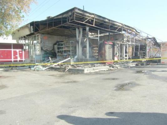 Prăpăd în Mamaia: o femeie a murit carbonizată, iar şapte magazine au ars din cauza instalaţiei electrice